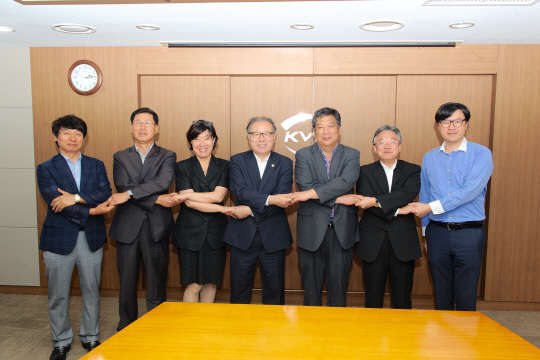 소상공인연합회와 소상공인연합회 정상화추진위원회 관계자들이 4일 서울 서초동 한국벤처투자에서 중소기업청의 중재하에 통합을 합의하고 손을 맞잡고 있다. 사진 왼쪽부터 김병곤 한국인터넷 PC문화협회장, 김학원 한국목욕업중앙회장, 권오금 소상공인연합회 정상화추진위원회 회장, 한정화 중소기업청장, 최승재 소상공인연합회장, 정인대 전국지하도상가 상인연합회 이사장, 안성용 소상공인연합회 사무국장  중소기업청 제공